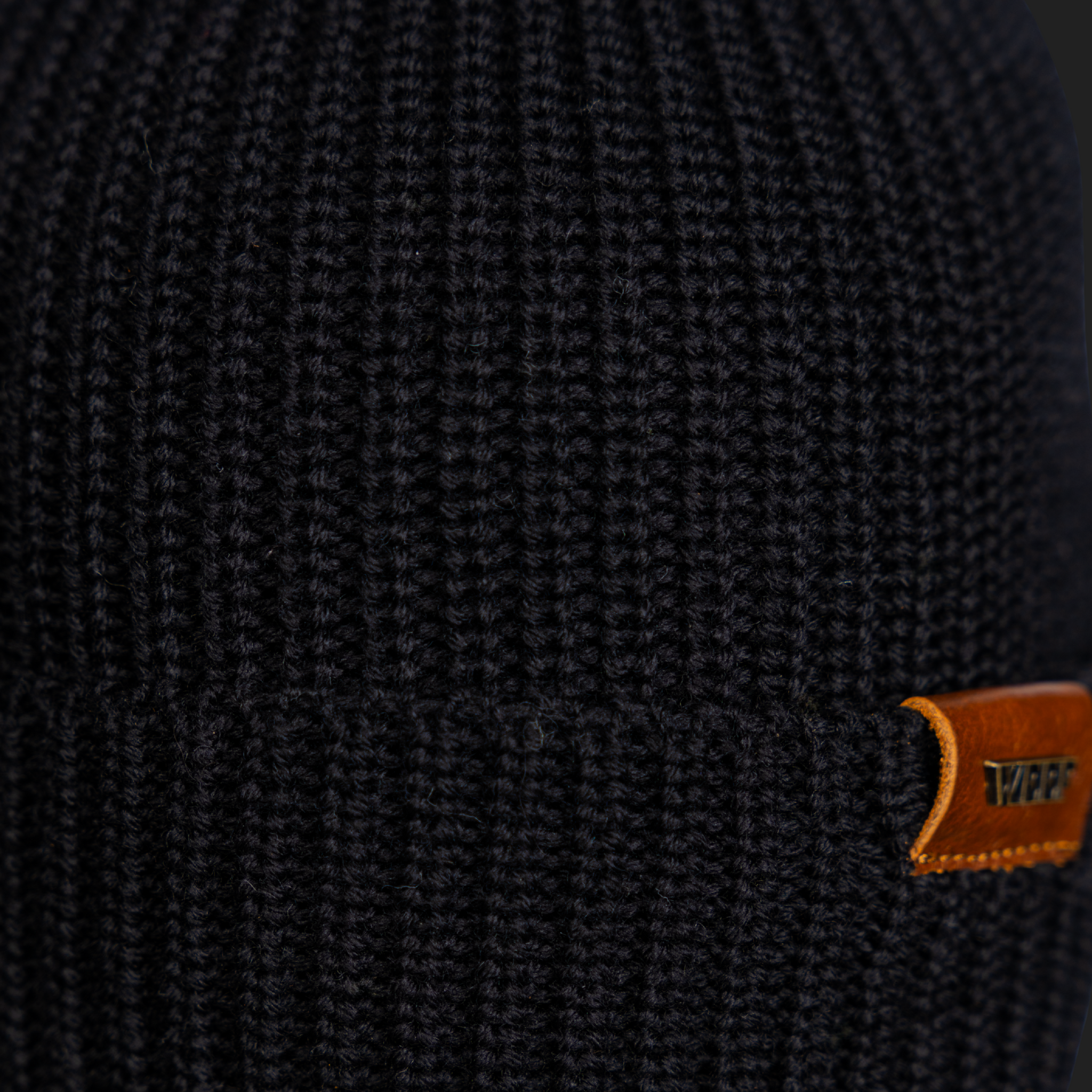 KNITTED HAT - BLACK